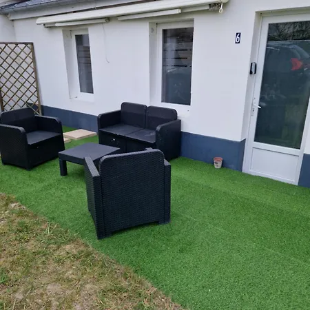Jolie Maisonnette Avec Terrasse Et Emplacement Voiture A 200m De La דירה