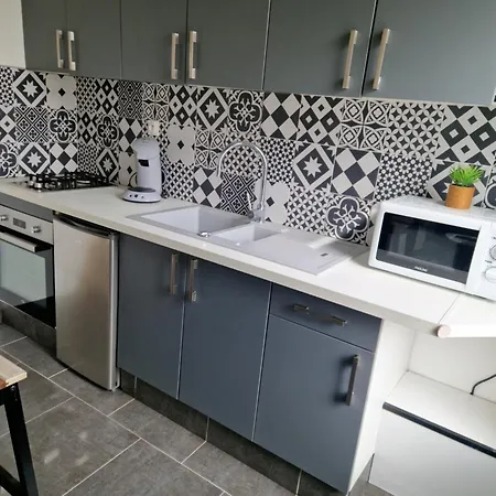 Jolie Maisonnette Avec Terrasse Et Emplacement Voiture A 200m De La *