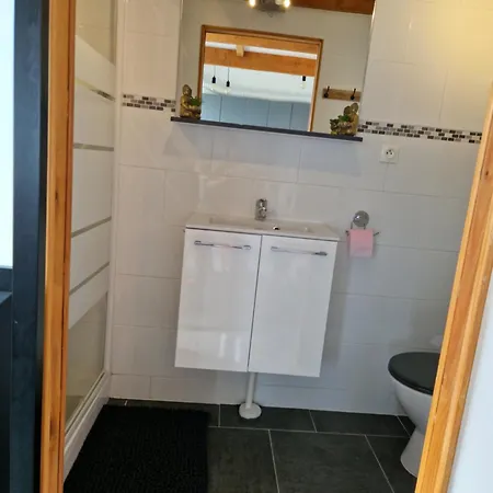 Jolie Maisonnette Avec Terrasse Et Emplacement Voiture A 200m De La דירה