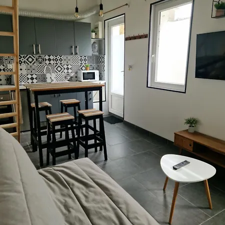 Jolie Maisonnette Avec Terrasse Et Emplacement Voiture A 200m De La